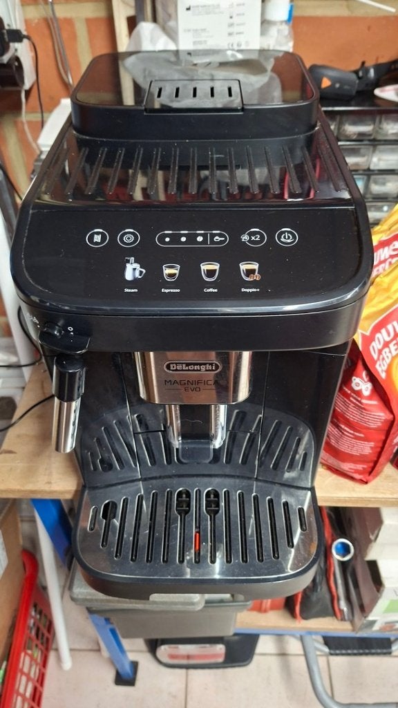 Delonghi Magnifica Evo, Réservoir d'eau amovible, Café en grains, 2 à 4 tasses, Comme neuf