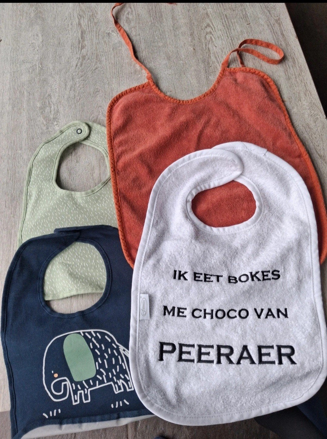 4 slabbetjes/bavetten, Enlèvement