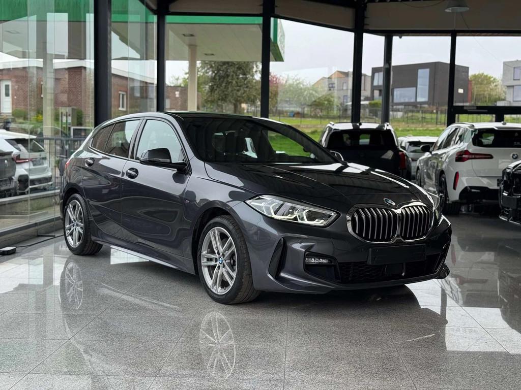 BMW 1 Serie 118 iA M Sport / PDC / NAVI / CARPLAY / COCKPIT, Auto's, Automaat, 1 Reeks, Gebruikt, Bedrijf
