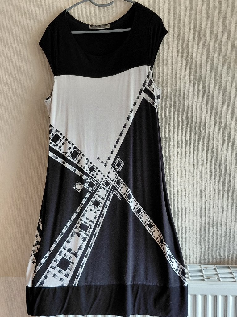 Zwart-witte jurk met grafische print,maat XXL merk MSN, Zwart, Maat 46/48 (XL) of groter, Ophalen of Verzenden, Knielengte
