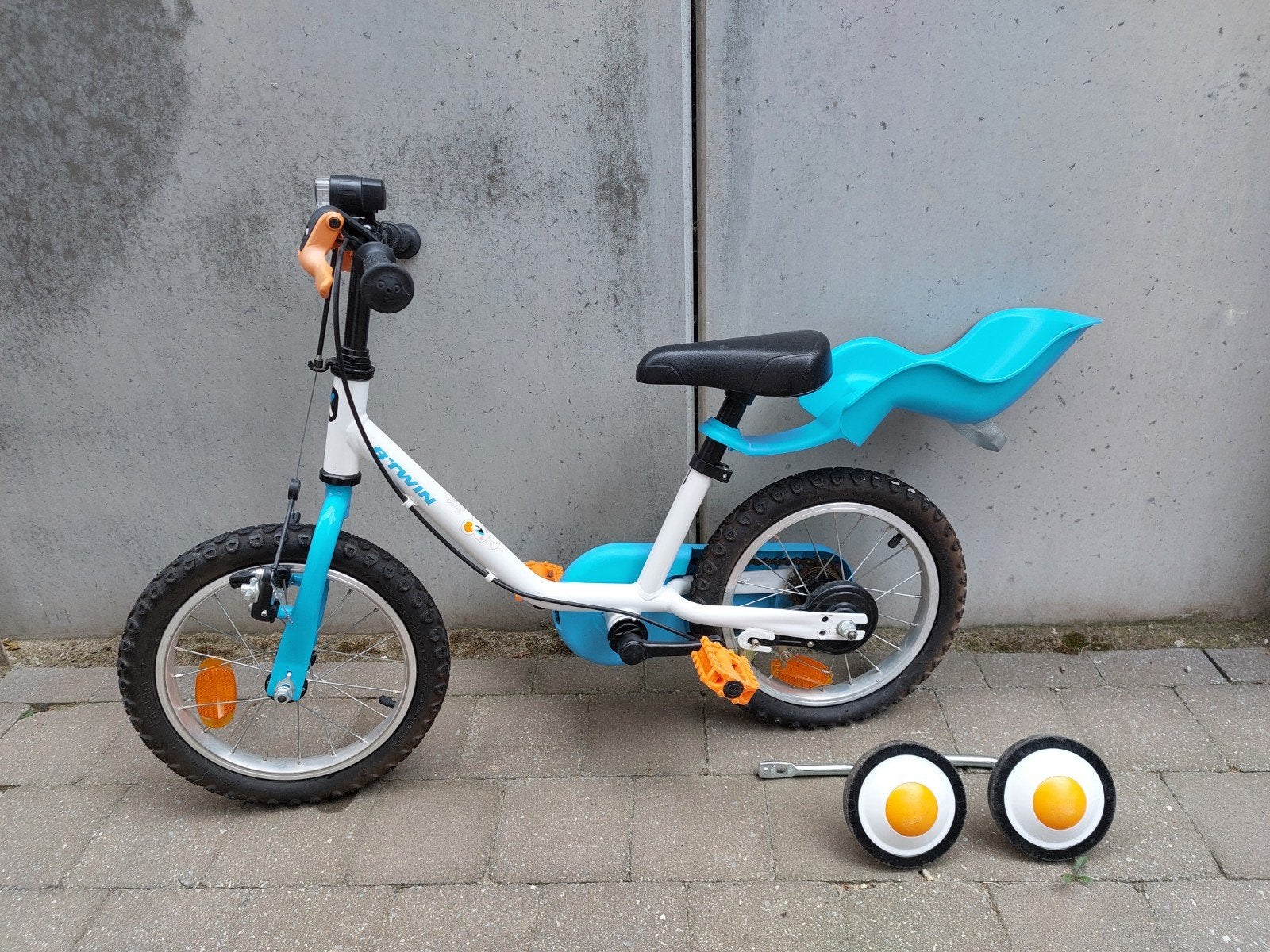 B'Twin (Decathlon) Kinderfiets 14 inch – Wit/Blauw – Met zij, Fietsen en Brommers, Ophalen, Zijwieltjes