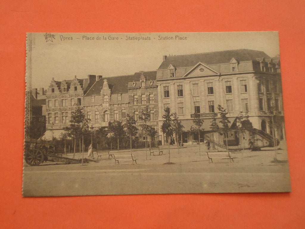 Oorlog 1914 - 1918 Ypres De Tank en kanon aan station, Ophalen of Verzenden, 1920 tot 1940, Ongelopen, West-Vlaanderen