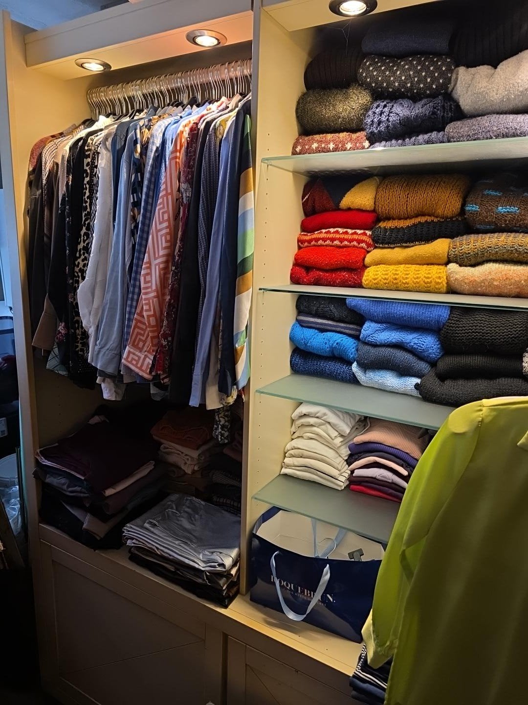 Grote winkelkast / vitrinekast – ook ideaal als dressingkast, Huis en Inrichting, Kasten | Kleerkasten, Ophalen, Met deur(en)