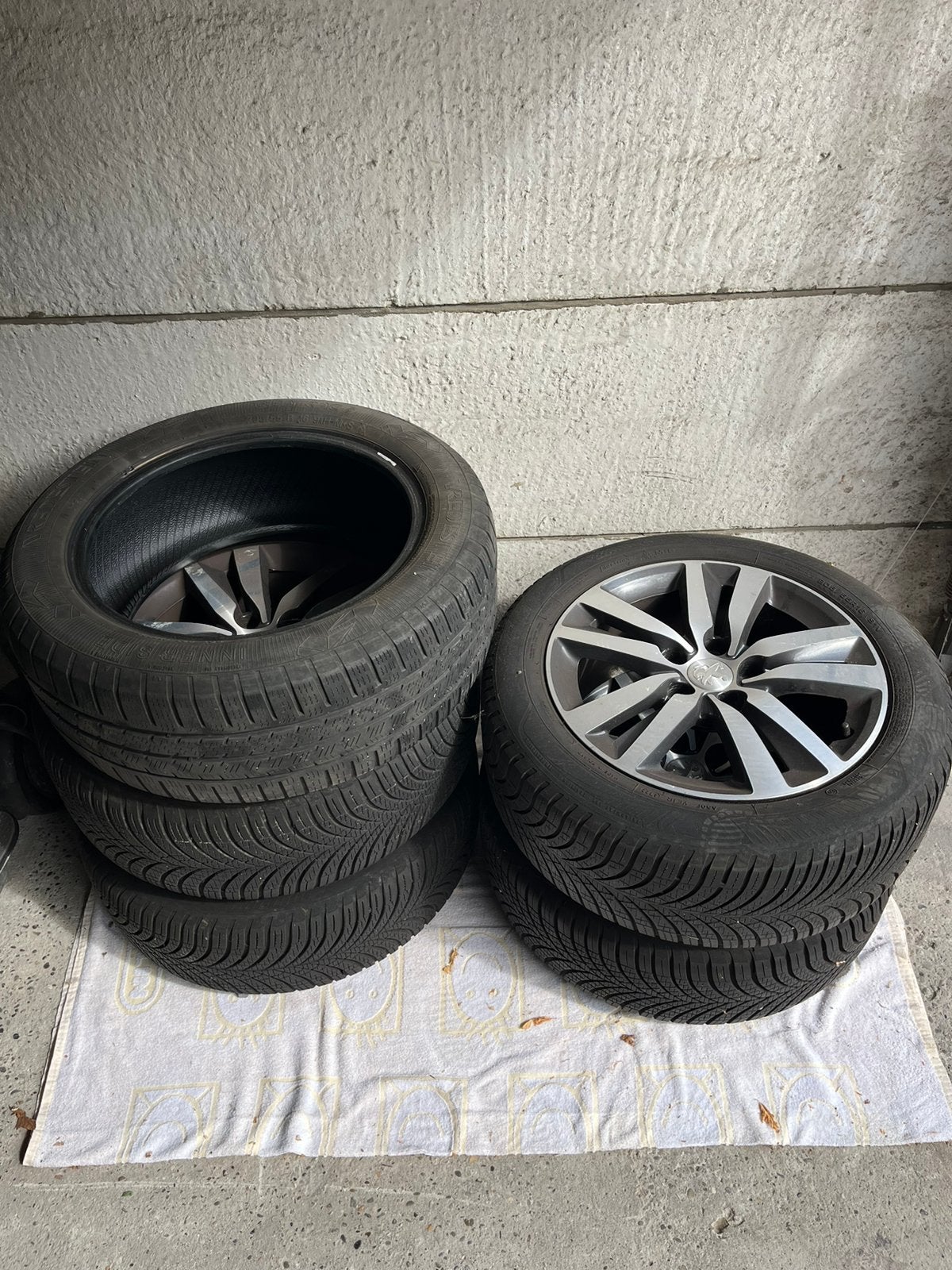 Jantes Peugeot 16' d'origine avec pneus Goodyear., Autos : Pièces & Accessoires, Pneus et Jantes, 4 Saisons, 16 pouces, 205 mm