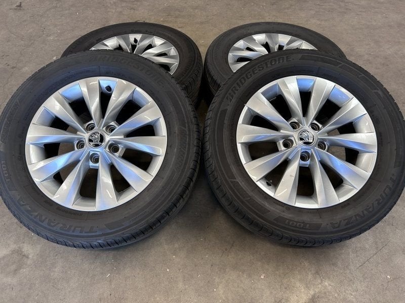 16 inch originele velgen + zomerbanden Skoda Karoq 57A601025, Autos : Pièces & Accessoires, Pneus et Jantes, 215 mm, 16 pouces