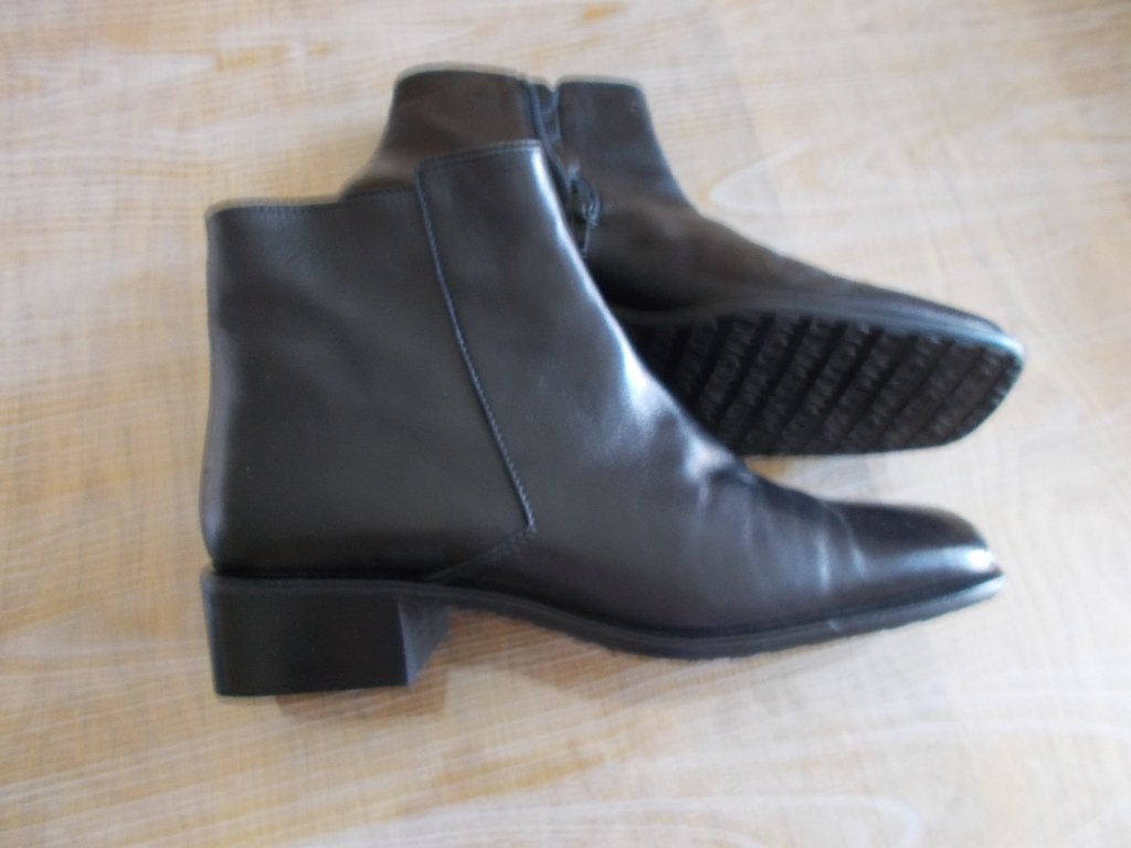Paire de bottines noires "Bruno Magli" en cuir italien., Neuf, Bruno Magli, Enlèvement, Boots et Botinnes