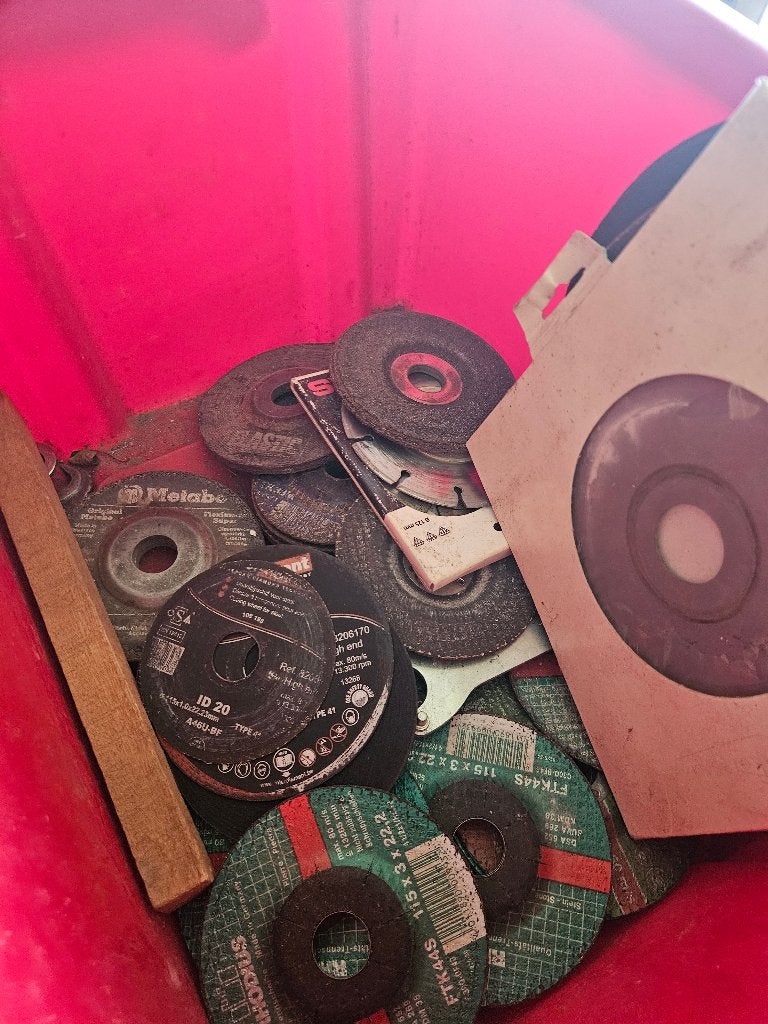 Milwaukee Haakse Slijper 1000W (Slijpschijf) + Bak Schijven, Doe-het-zelf en Bouw, Gereedschap | Slijpmachines, Ophalen, Gebruikt