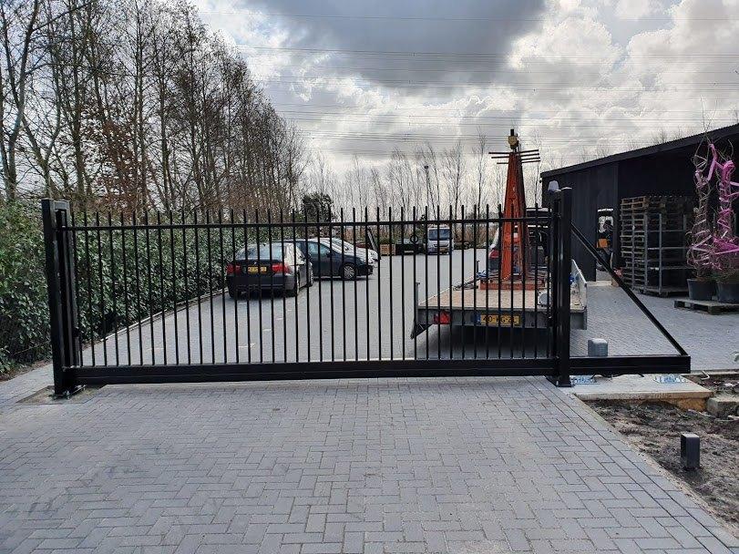 Spijlen schuifpoort 4x2 incl fundatie,motor en montage, Jardin & Terrasse, Portes de jardin, Neuf, 200 cm ou plus, Fer, Porte coulissante