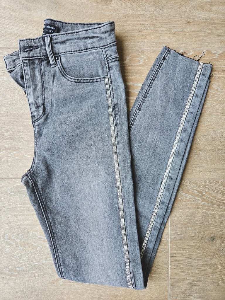 Nieuwe grijze jeans met strass, Kleding | Dames, Stradivarius, Ophalen of Verzenden, Nieuw, Grijs