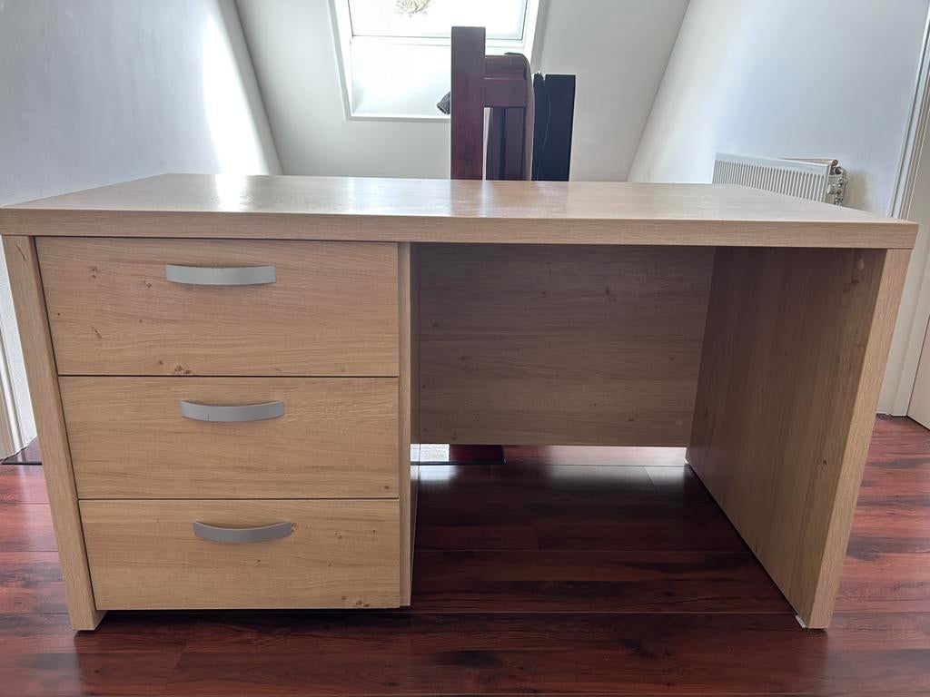 Houten bureau met 3 laden - 132x66cm, Ophalen, Gebruikt