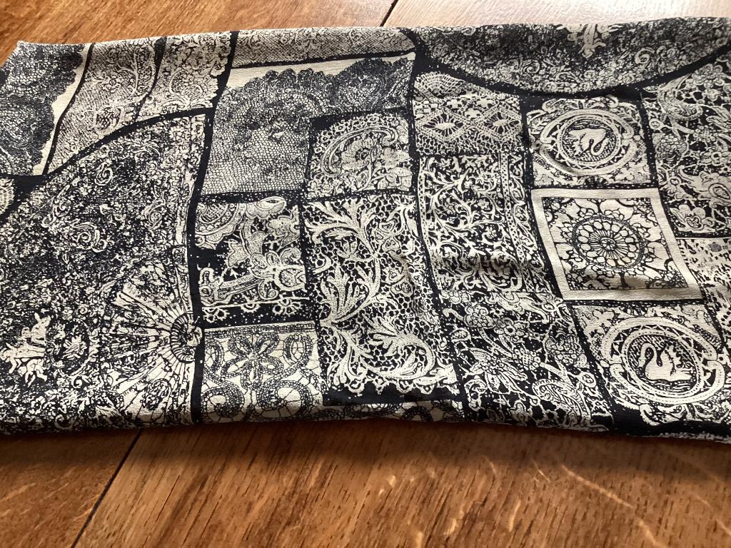 Foulard carré noir et beige « Andres », Xandres, Enlèvement, Comme neuf, Écharpe