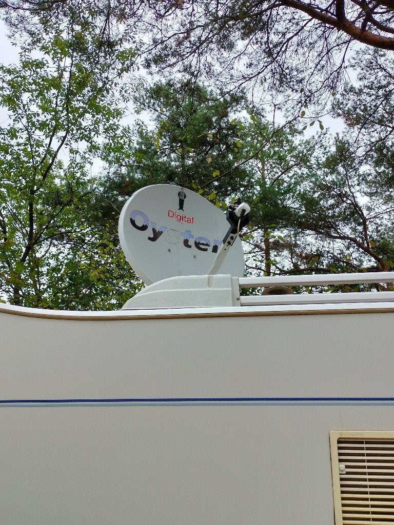 Schotelantenne + tv voor mobilhome, Ophalen, Gebruikt