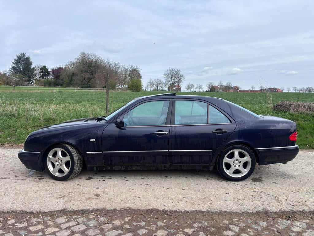 Mercedes E240 V6 Avantgarde Automaat Leer Schuifdak 180.000, Auto's, Automaat, 4 deurs, Xenon verlichting, Bedrijf