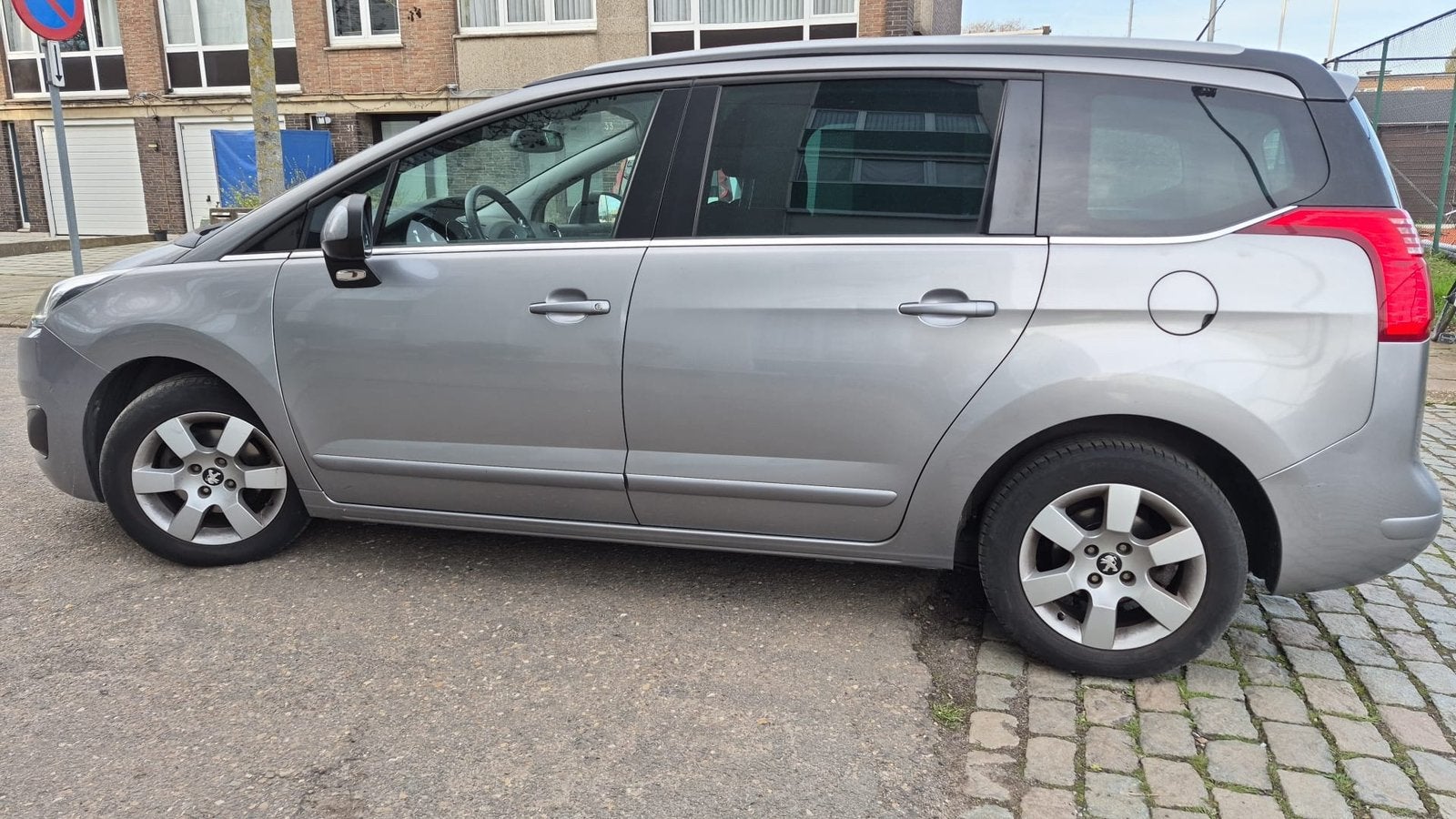 Peugeot 5008 1.6Benzine – 03/2014– 216.909 km – Automaat, Auto's, Peugeot, Automaat, Euro 5, Stof, Zwart