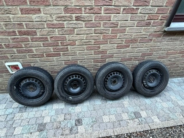 Pneus hiver sur jantes 185x65x15 entraxe  4X100, Autos : Pièces & Accessoires, 15 pouces, Pneus hiver, 185 mm, Pneu(s)