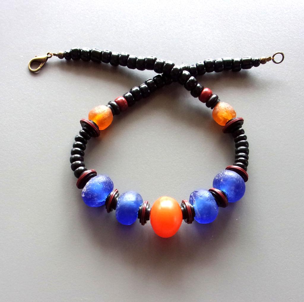 Afrikaanse ketting in blauw en honing van gerecycled glas, Ophalen of Verzenden, Nieuw, Blauw, Overige materialen