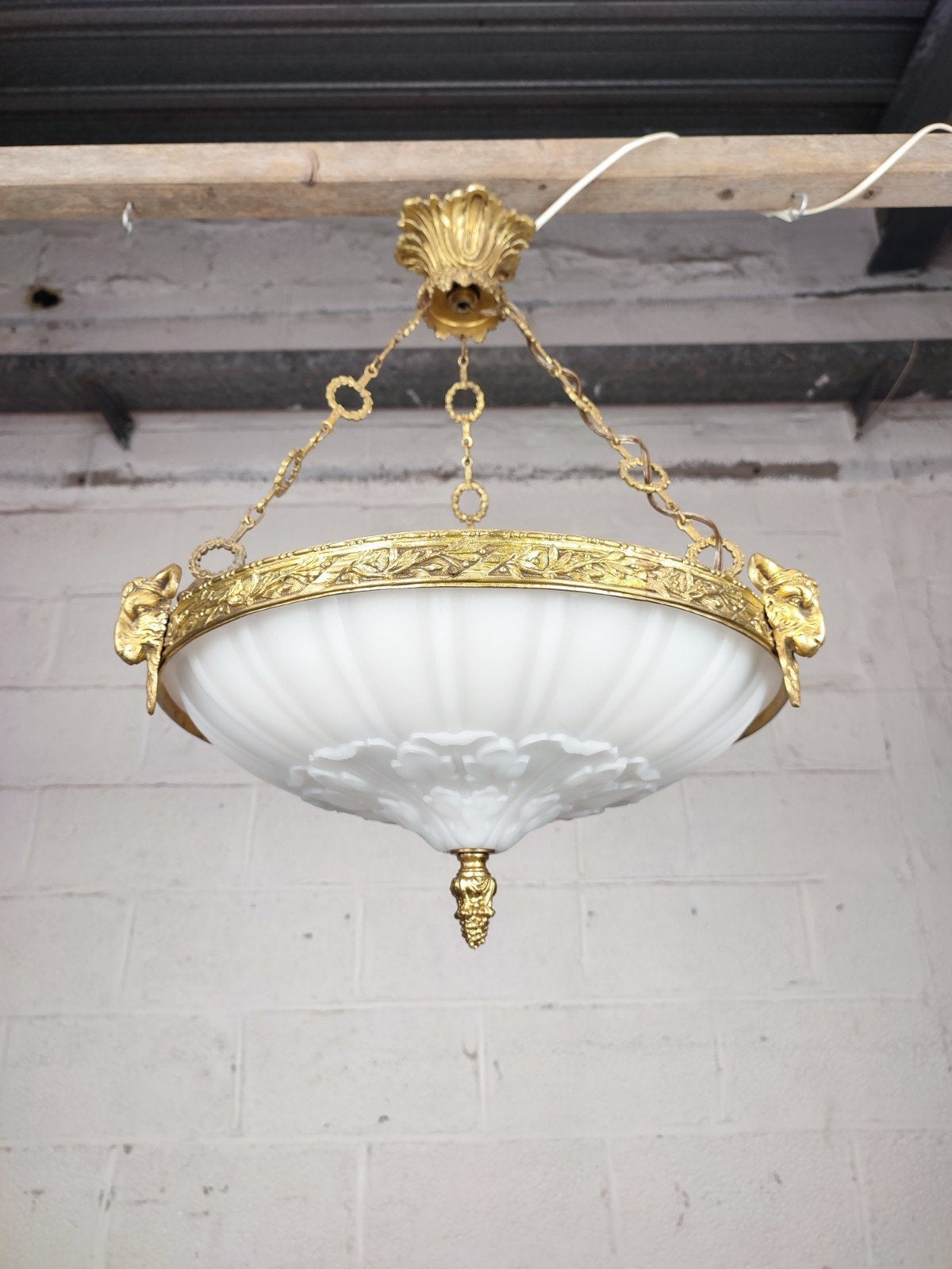 Antieke bronzen neoklassieke luster met melkglas, Ophalen of Verzenden