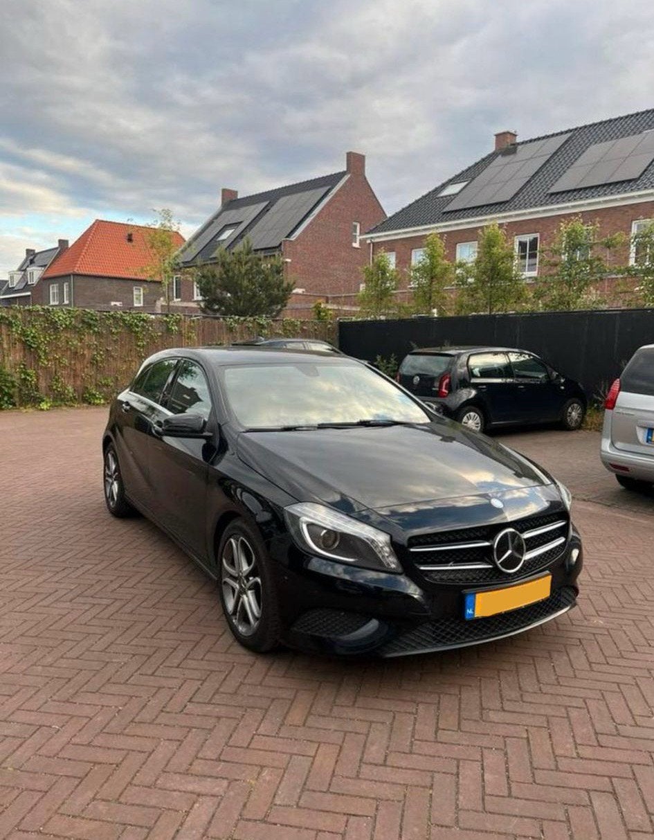 Nette Mercedes A180 met een lichte schaafplekje, Autos, Achat, Noir, 5 portes, Particulier
