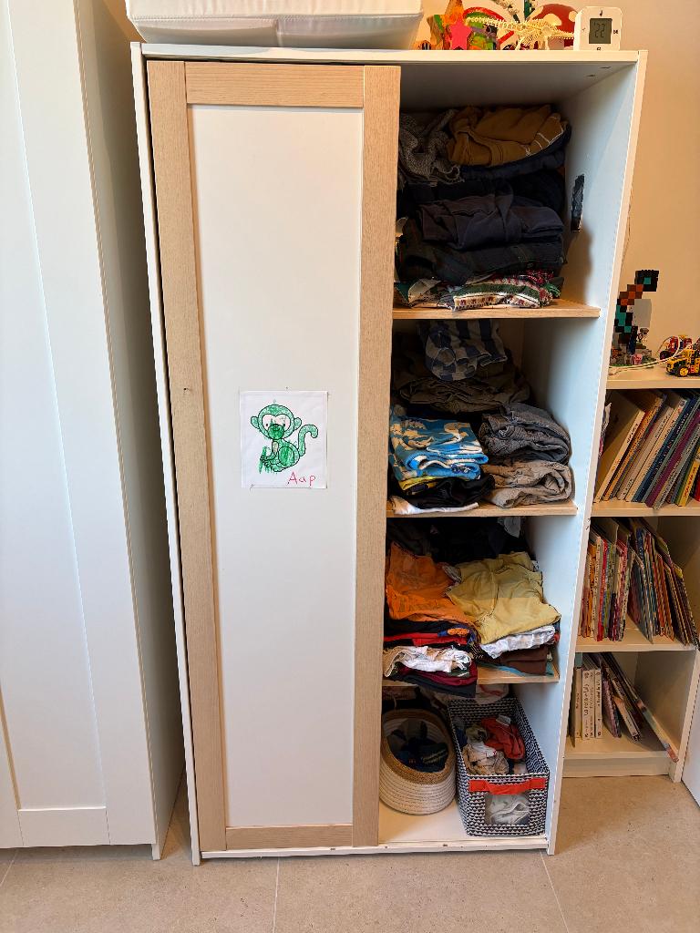 Armoire pour enfants IKEA avec porte coulissante, 25 à 50 cm, Avec tablette(s), Utilisé, 50 à 100 cm
