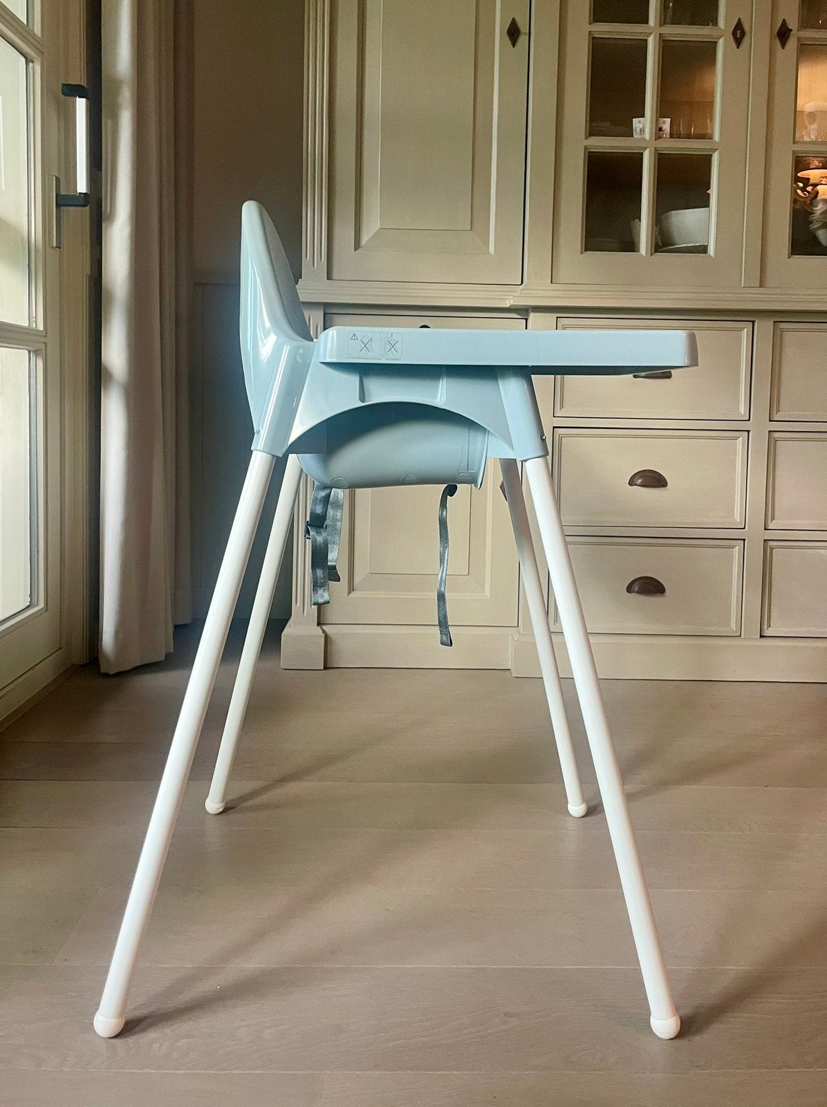 Grijsblauwe kinderstoel met blad IKEA, Kinderen en Baby's, Ophalen, Zo goed als nieuw