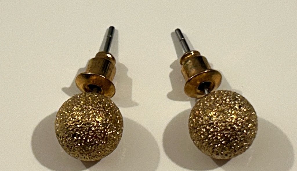 Goudkleurige oorsteker met bolletje, Bijoux, Sacs & Beauté, Enlèvement ou Envoi, Utilisé, Or, Puces ou Clous
