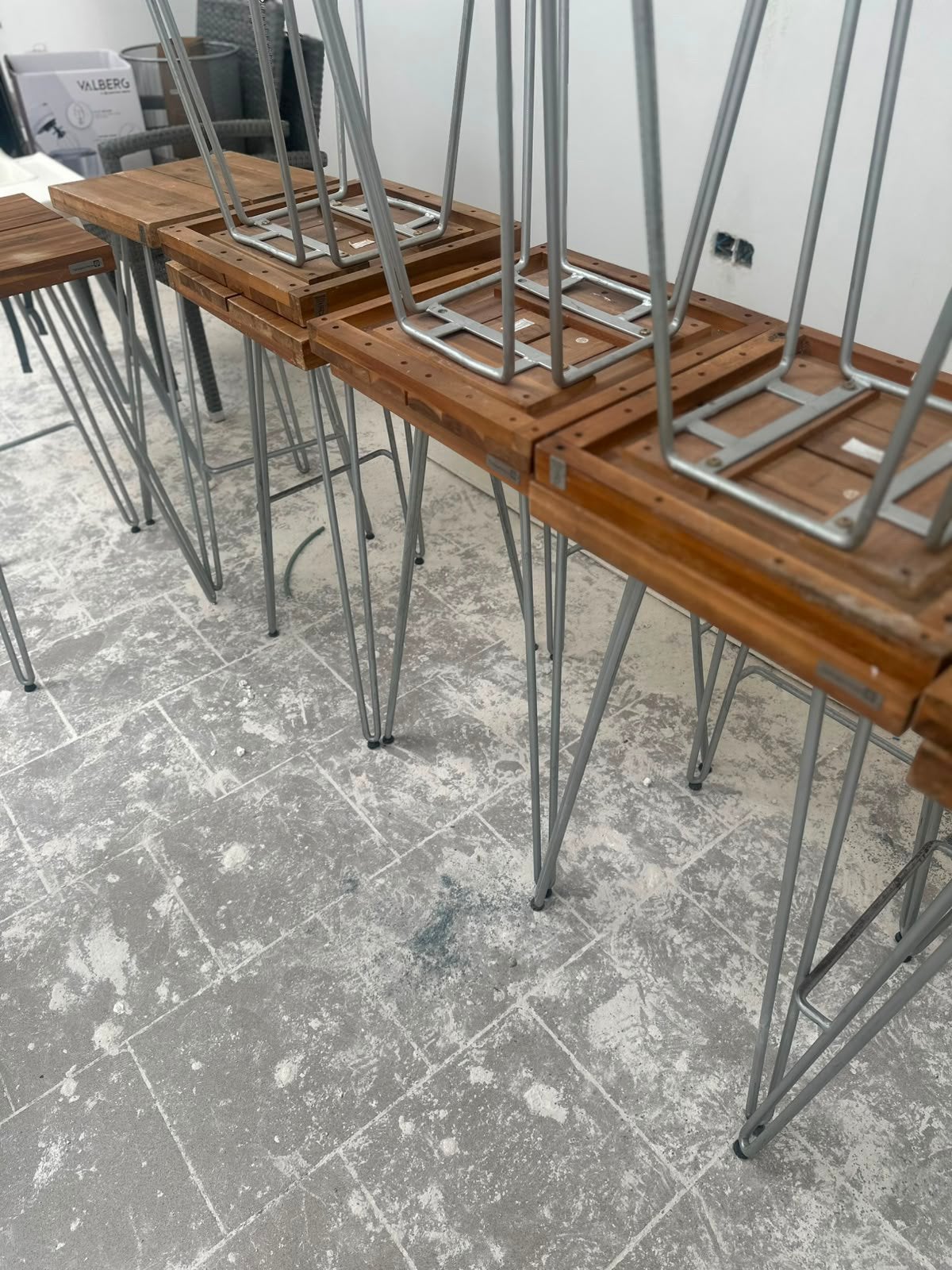 LOT DE 32 TABOURETS + 6 TABLES HAUTES, Enlèvement, Comme neuf