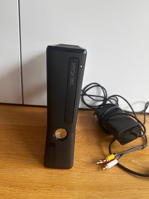 Xbox 360 als nieuw + 2 controllers + 3 games, Games en Spelcomputers, Ophalen, Zo goed als nieuw