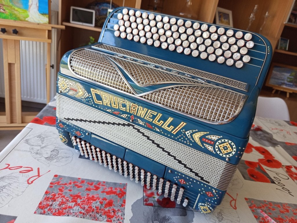 Vend accordéon belge Crucianelli 4 voies bleu, Musique & Instruments, Accordéons, Utilisé, 120 basses, Autres marques, Avec valise
