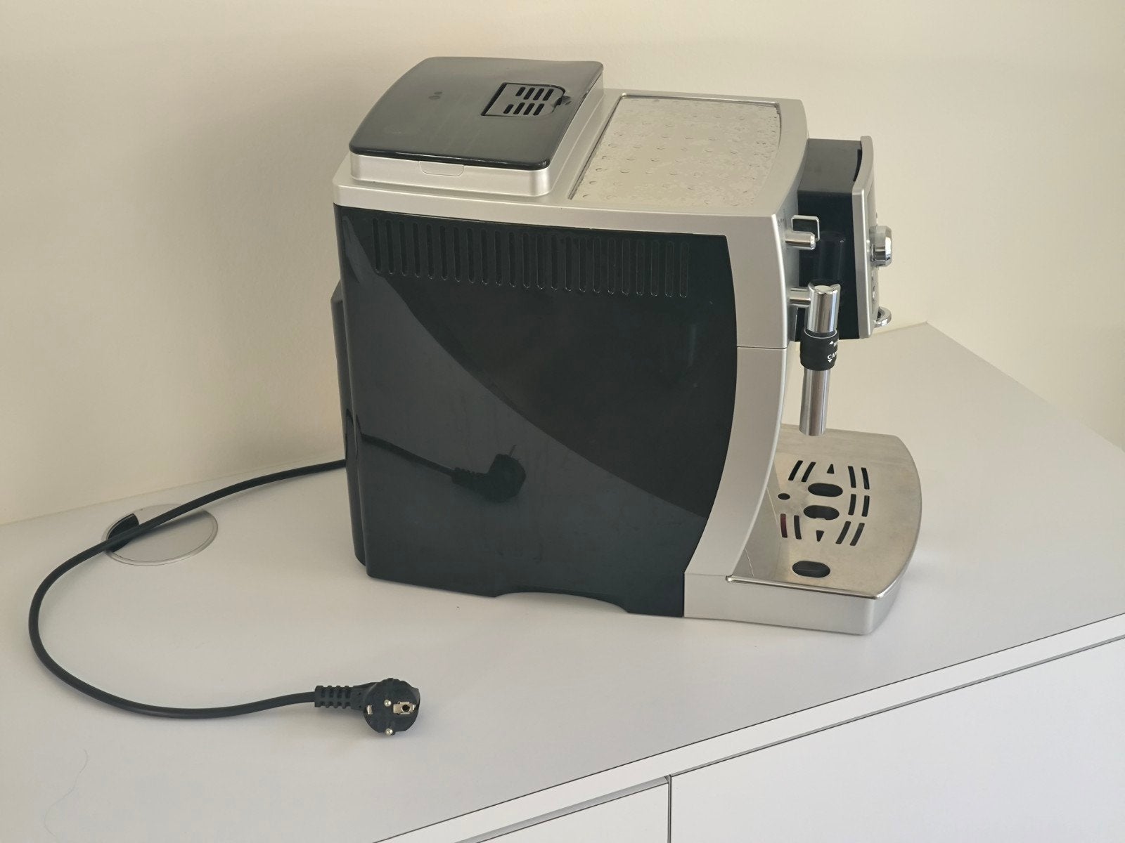Delonghi ECAM23.420 Juste détartré, Electroménager, Réservoir d'eau amovible, Café moulu, Utilisé, 4 à 10 tasses