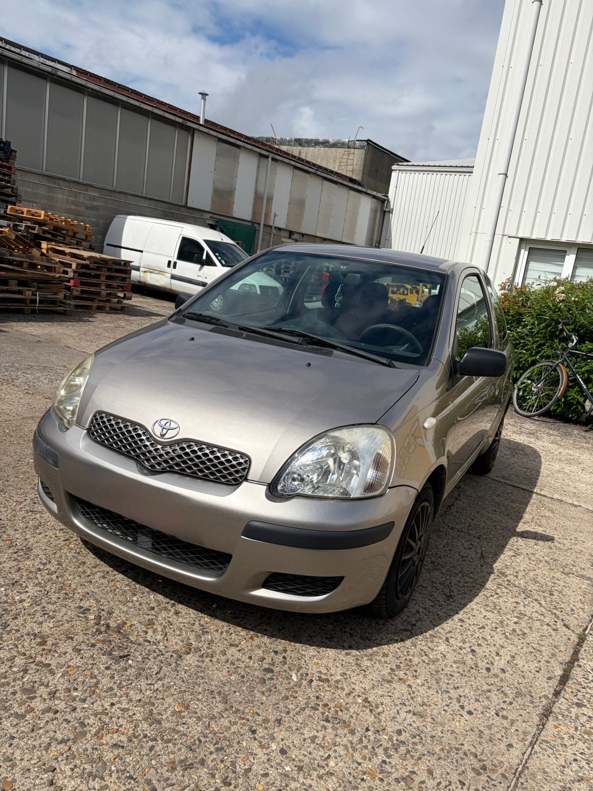Toyota Yaris 1.0 VVT-i Idols, Auto's, Toyota, Voorwielaandrijving, Stof, Handgeschakeld, Grijs