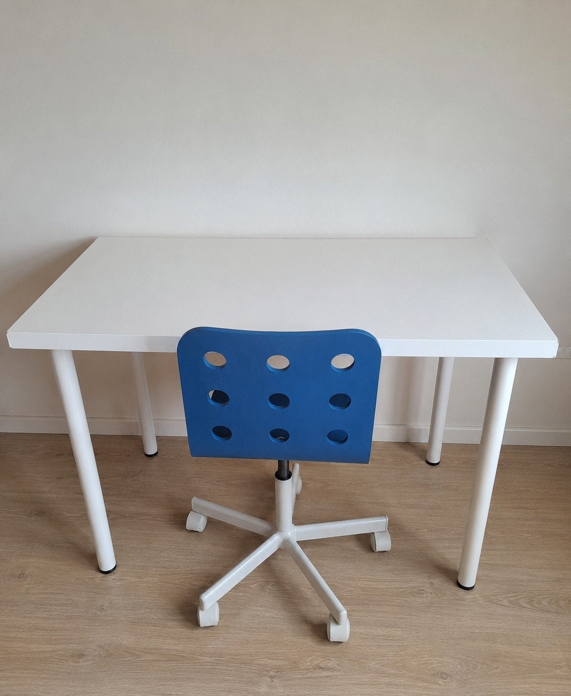 IKEA LINNMON/ADILS tafel + IKEA kinder blauwe bureaustoel, Huis en Inrichting, Bureaus, Ophalen, Zo goed als nieuw, IKEA