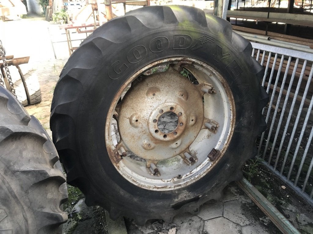 Wiel 16.9R34, Band(en)
