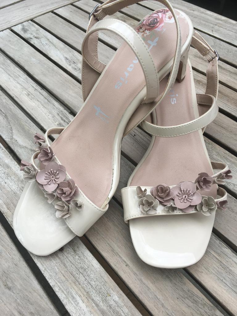 Sandales beiges en cuir verni, taille 41, Tamaris, Enlèvement ou Envoi, Beige, Comme neuf