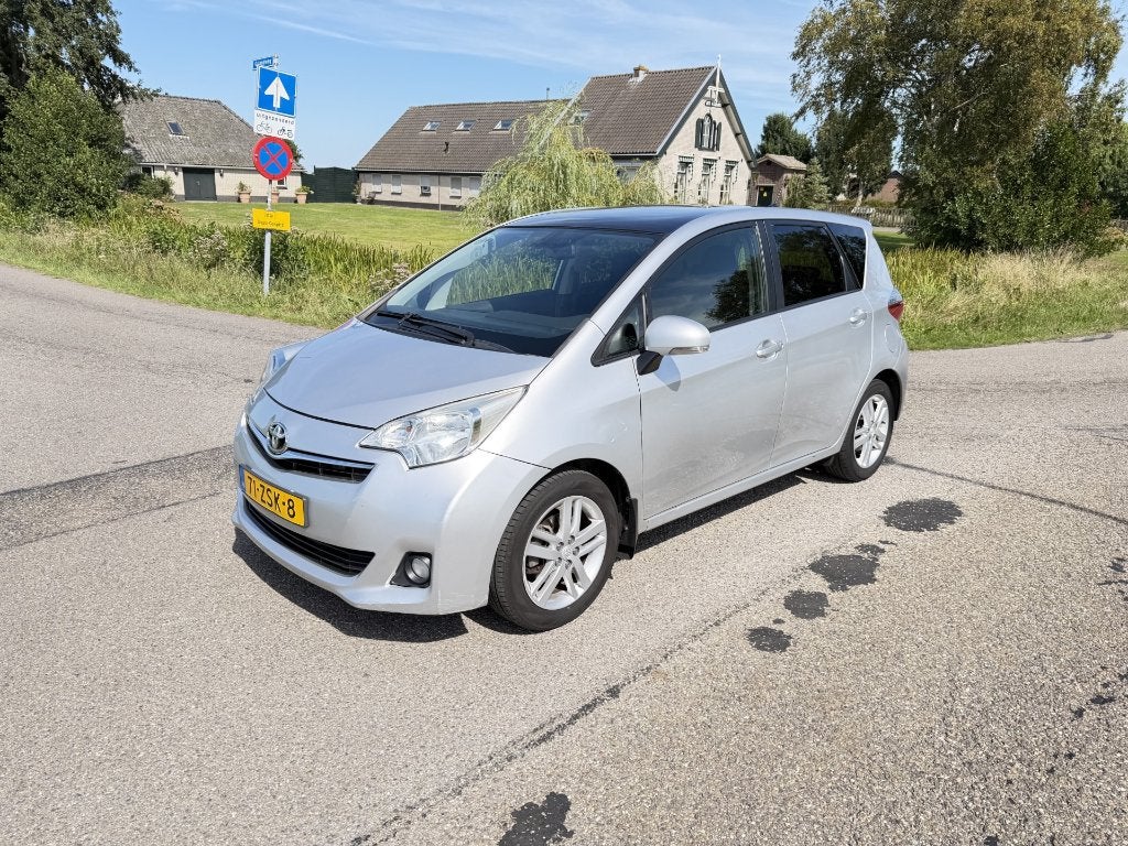 Toyota Verso-S, 1.3 bj.2013 Autom|Camera|Navi|Trekh|Nap., Auto's, Toyota, Automaat, Stof, Grijs, Particulier