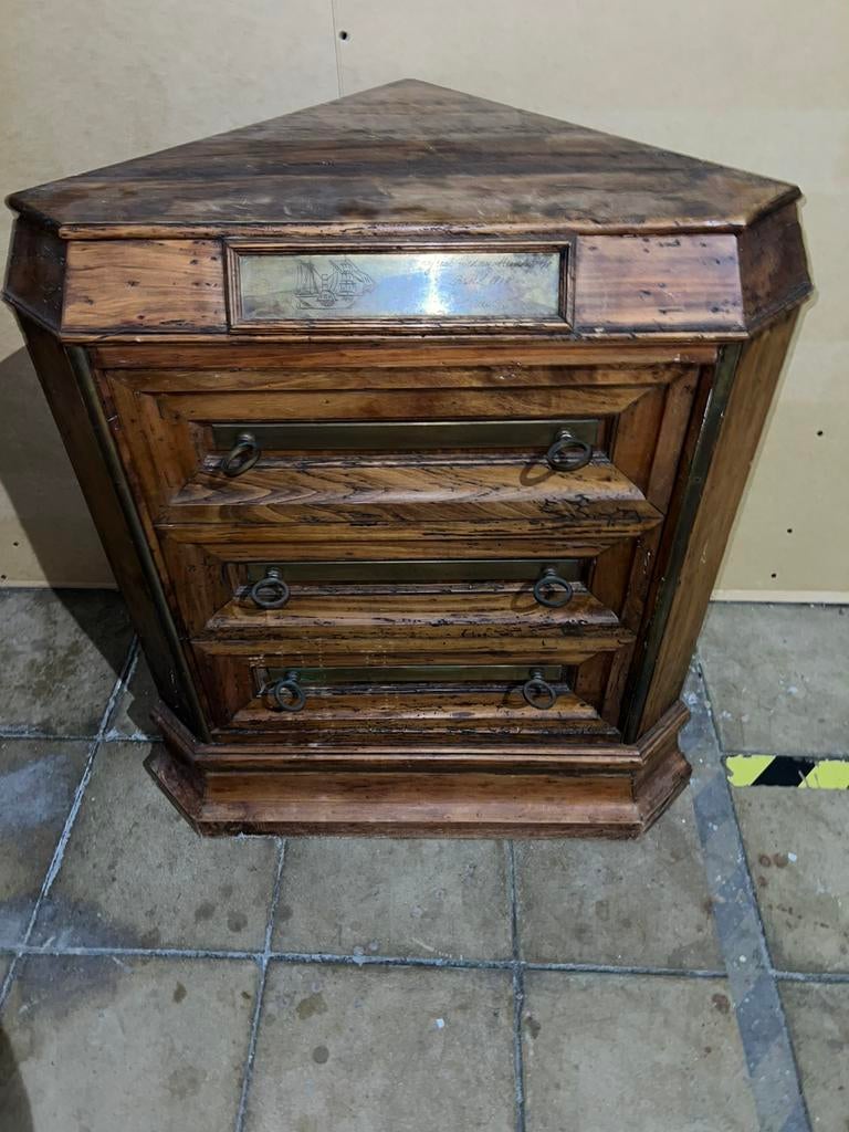 Oude driehoekige hoekkast, Ophalen