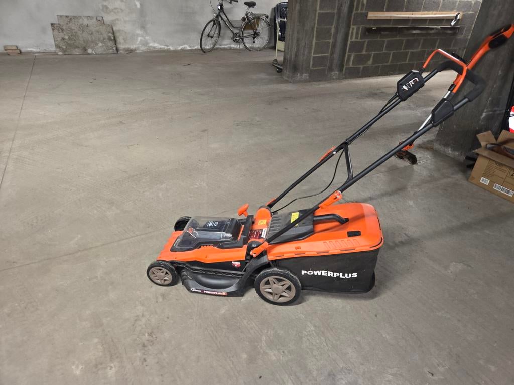 Grasmachine 42cm + kantmaaier + 2 batterijen  powerplus, Ophalen, Cirkelmaaier, Zo goed als nieuw, Powerplus