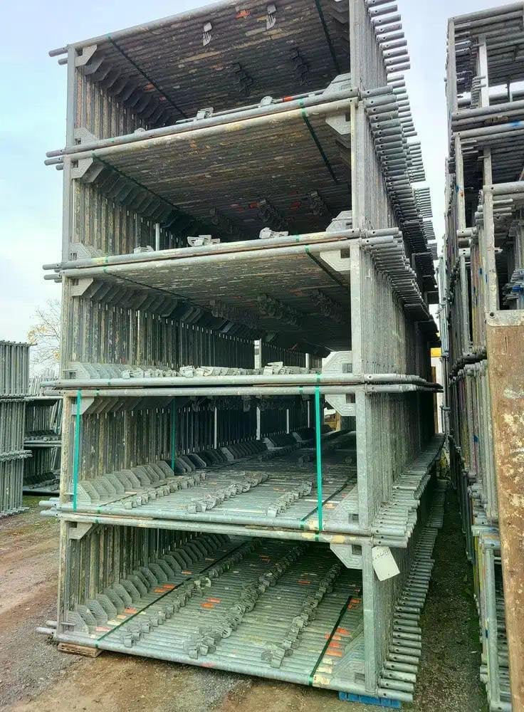450 m² gebruikte Layher gevelsteiger met stalen vloeren, Doe-het-zelf en Bouw, Ophalen of Verzenden, Gebruikt, Gevelsteiger, 5 meter of hoger
