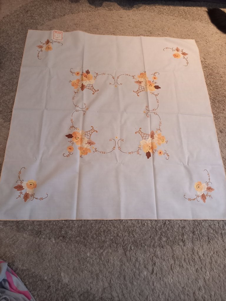 Tafelkleed met 4 servetten, Huis en Inrichting, Tafelkleden, Tafelkleed, Ophalen of Verzenden, Nieuw, Geborduurd