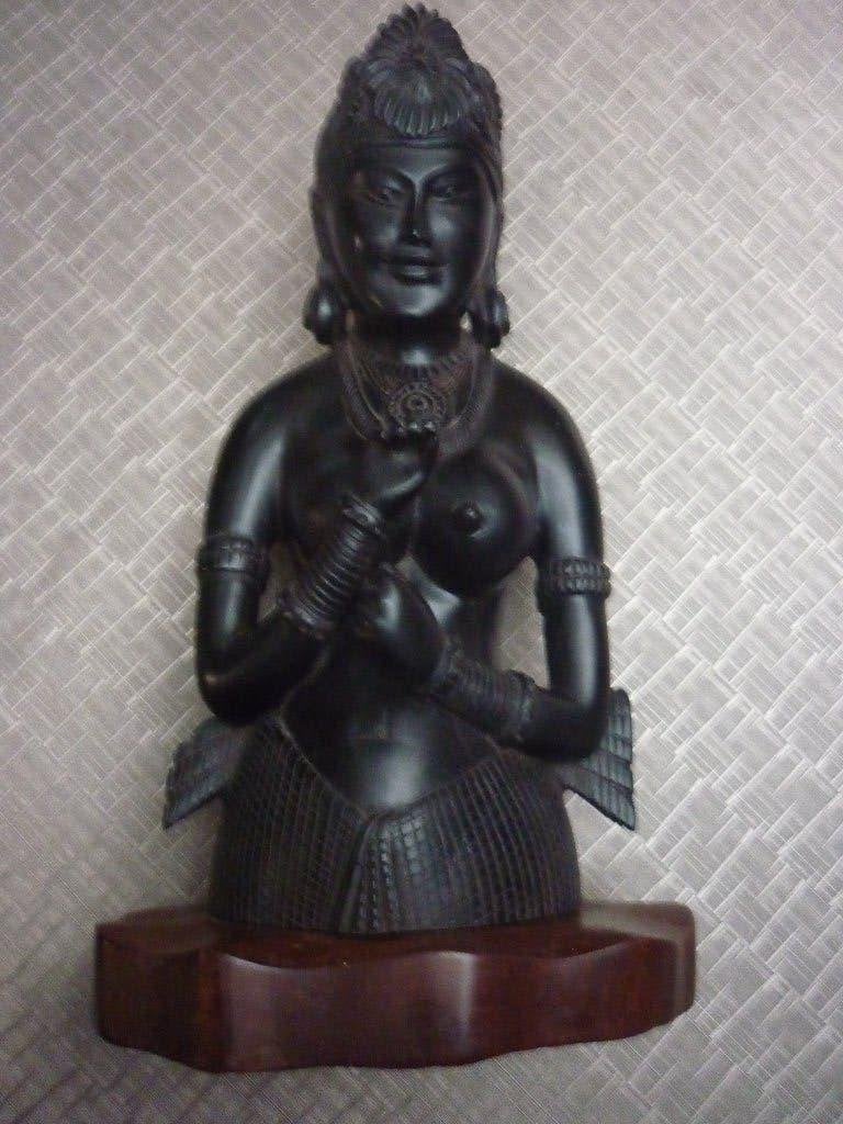 Statue de femme en ébène du Sri Lanka, Enlèvement ou Envoi