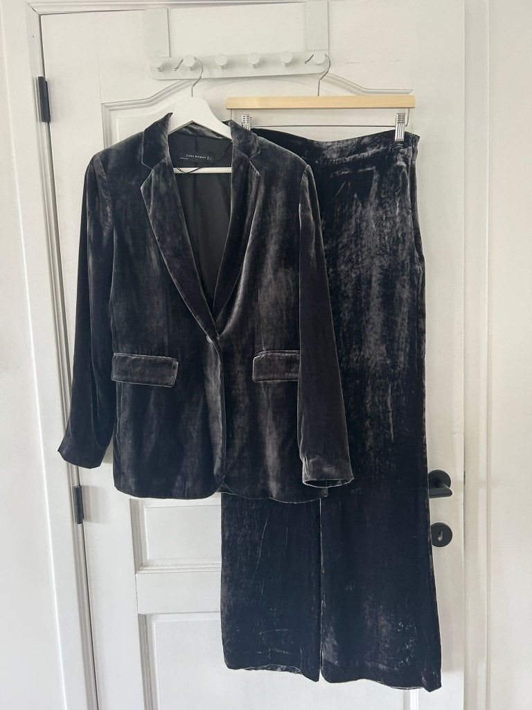 Costume fleuri noir/gris Zara Blazer S Pantalon M, Vêtements | Femmes, Enlèvement ou Envoi, Comme neuf, Costume ou Complet, Noir