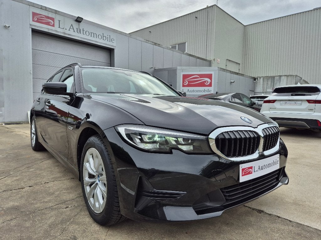 BMW 320 eA Touring / PHEV HYBRID / 2022 !, Auto's, Automaat, Dealer onderhouden, 4 cilinders, Zwart