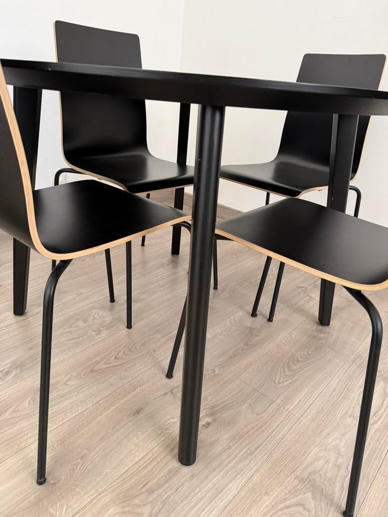 Zwarte ronde tafel met 4 stoelen, Huis en Inrichting, Stoelen, Ophalen, Zo goed als nieuw