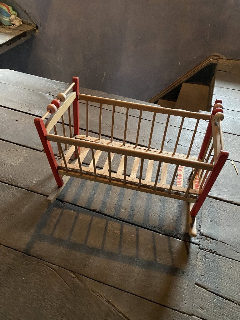 Petit lit / Berceau de poupée en bois vintage, Enlèvement, Utilisé
