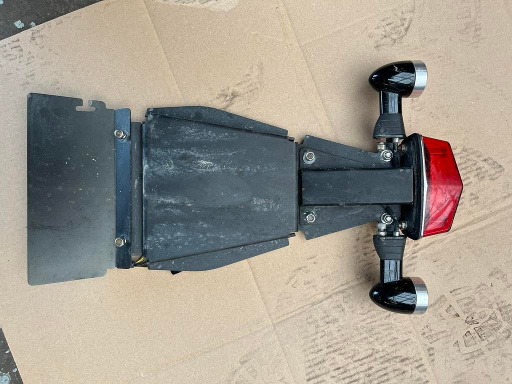 Triumph kentekenhouder + LED achterlicht & knipperlichten, Motoren, Ophalen, Zo goed als nieuw