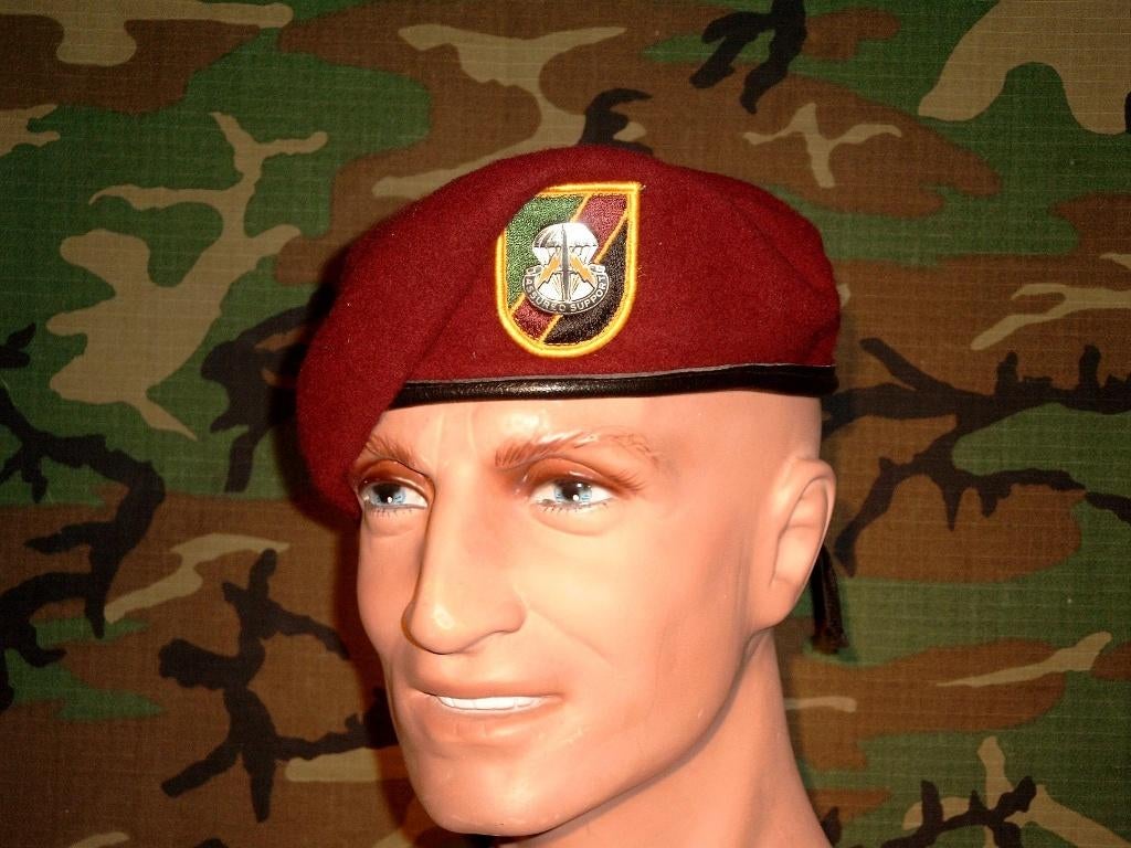 US ARMY AIRBORNE BARET SPECIAL OPERATIONS SUPPORT COMMAND, Verzamelen, Verzenden, Landmacht, Helm of Baret