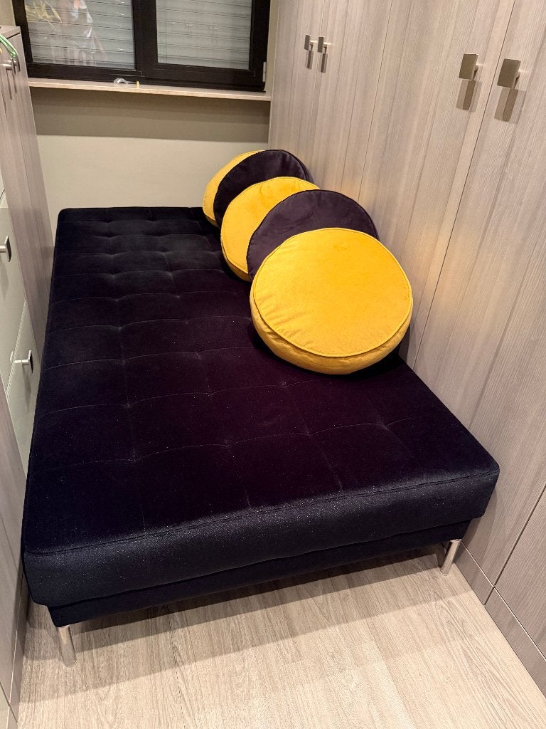 Zwart lichtglanzend sofa-bed met 5 kussens, Huis en Inrichting, Slaapkamer | Bedden, Ophalen, Eenpersoons, Zwart, 200 cm