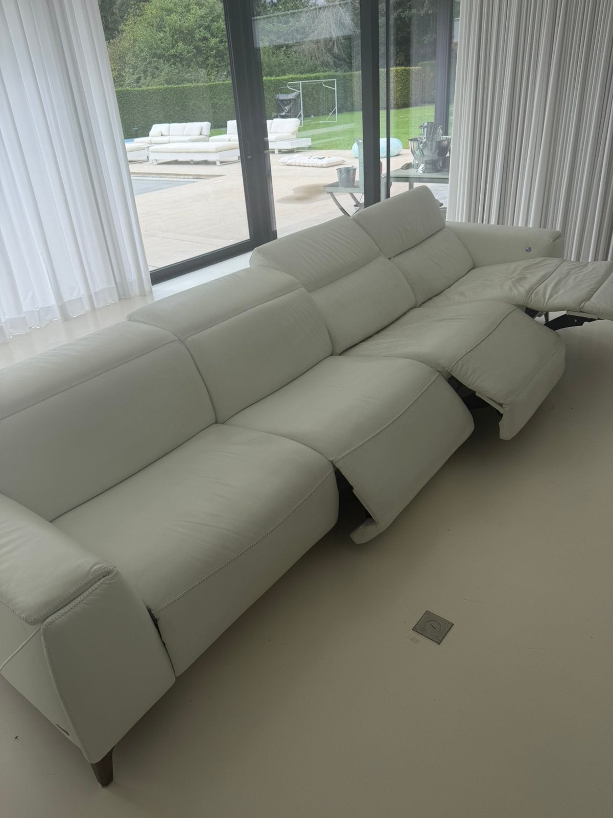 Natuzzi witte lederen elektrische relaxzetel, Huis en Inrichting, Ophalen, Zo goed als nieuw, Vierpersoons of meer, Leer