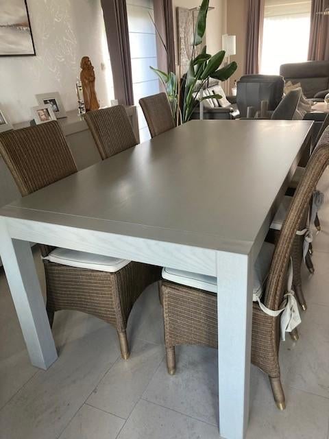 massief grijs houten tafel met 6 rieten stoelen met kussens, Huis en Inrichting, Tafels | Eettafels, Ophalen, Gebruikt, 100 tot 150 cm