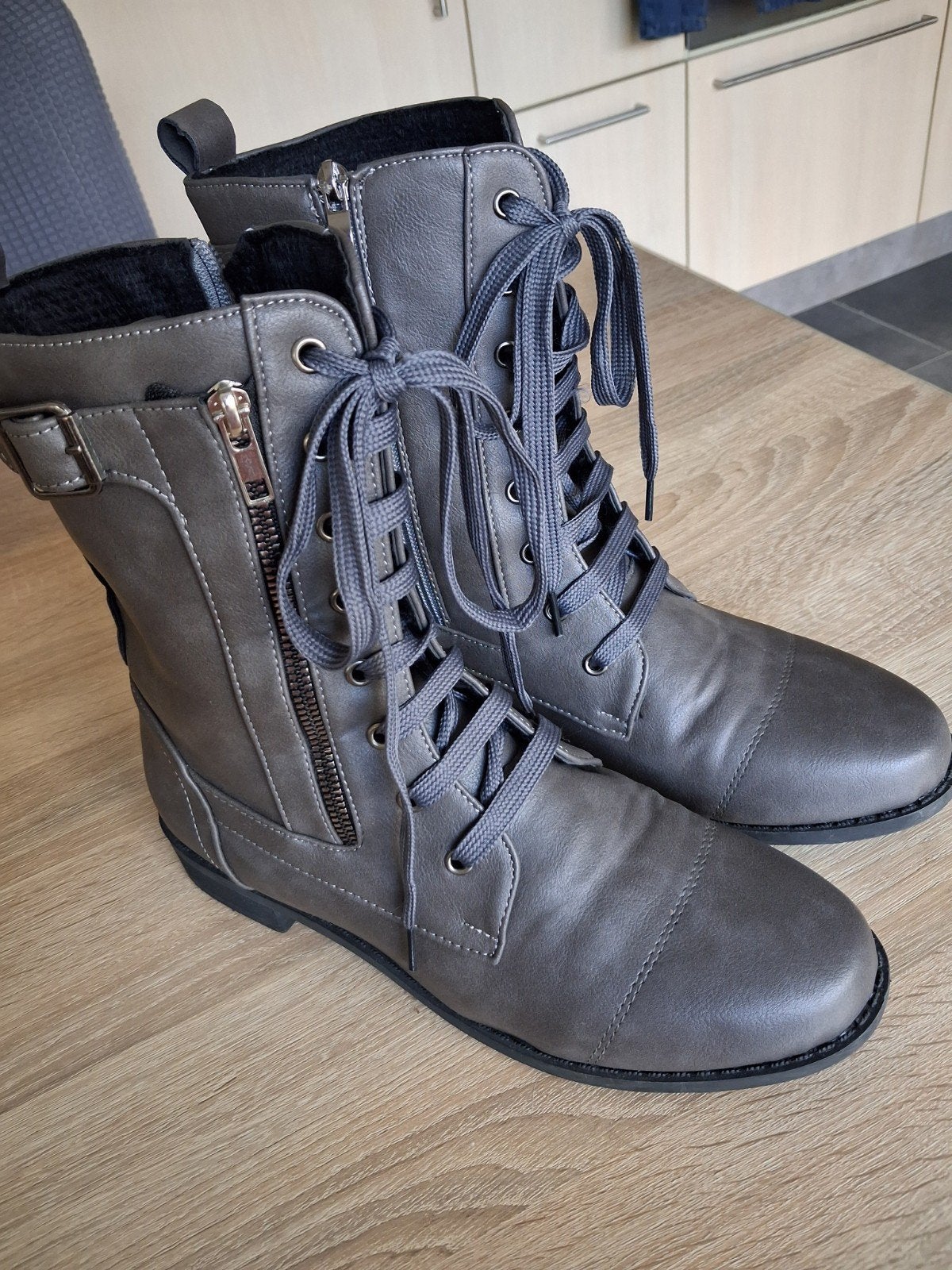 te koop, Kleding | Dames, Bruin, Lage of Enkellaarzen, Ophalen of Verzenden, Zo goed als nieuw