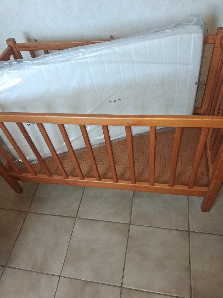 Houten kinderbed., Kinderen en Baby's, Ophalen, Zo goed als nieuw, Minder dan 140 cm, Matras